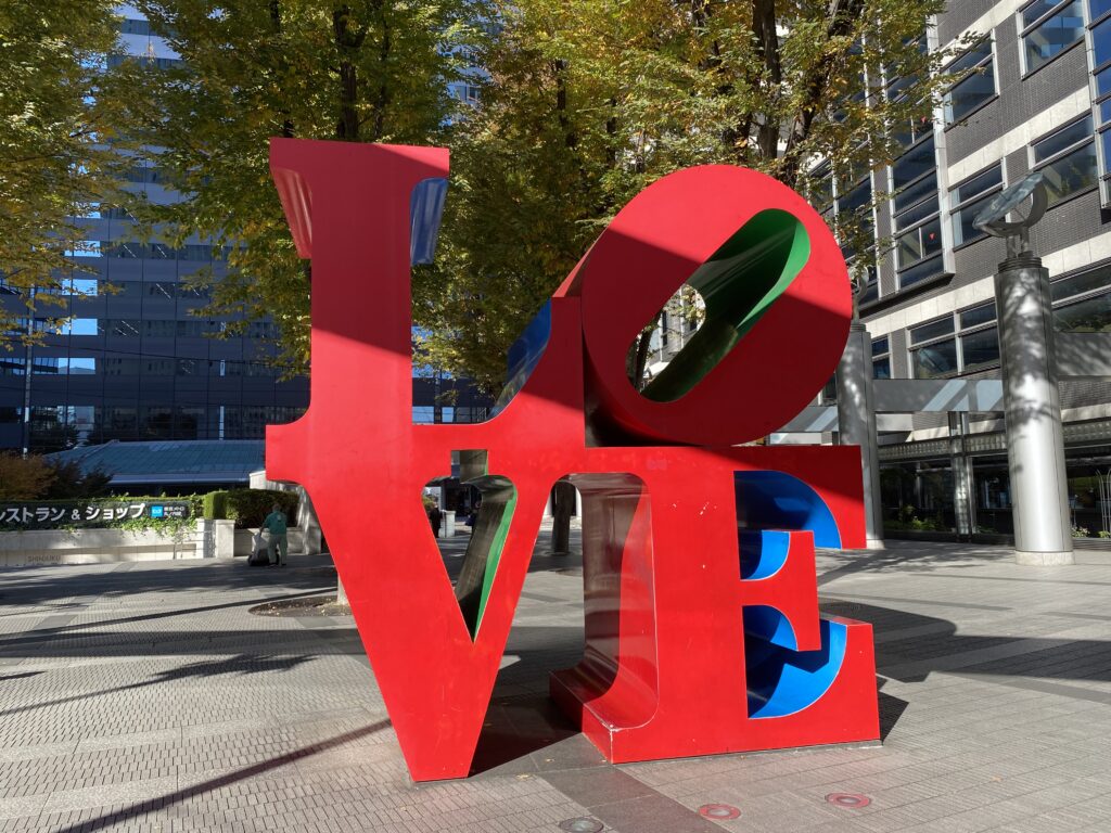 скульптура LOVE Ниси Синдзюку красная инсталляция Robert Indiana