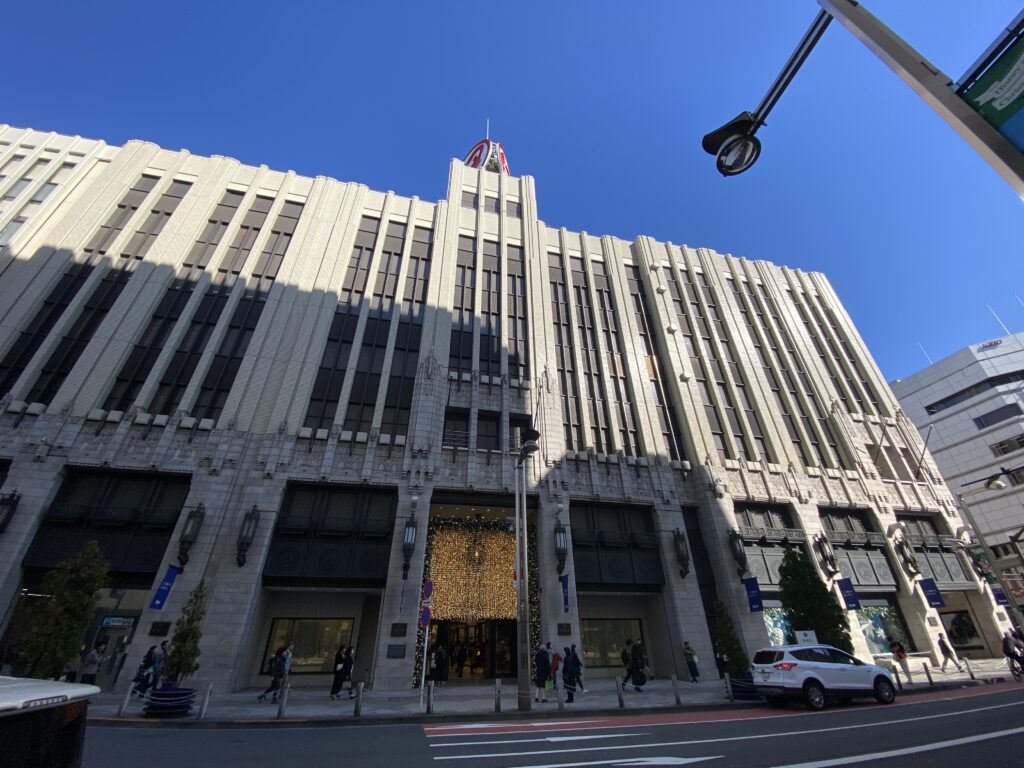 современный Isetan универмаг фасад