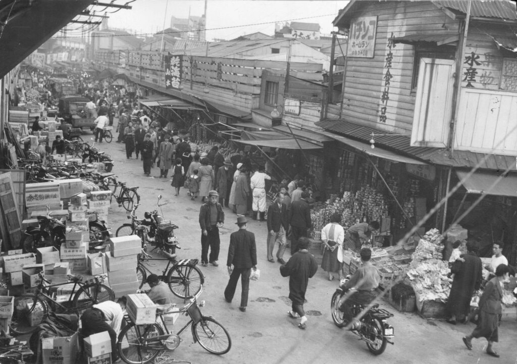 чёрный рынок Токио 1945 yamiichi люди улица