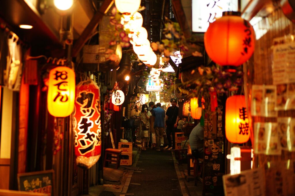 узкие улочки Golden Gai Синдзюку ночная жизнь Токио