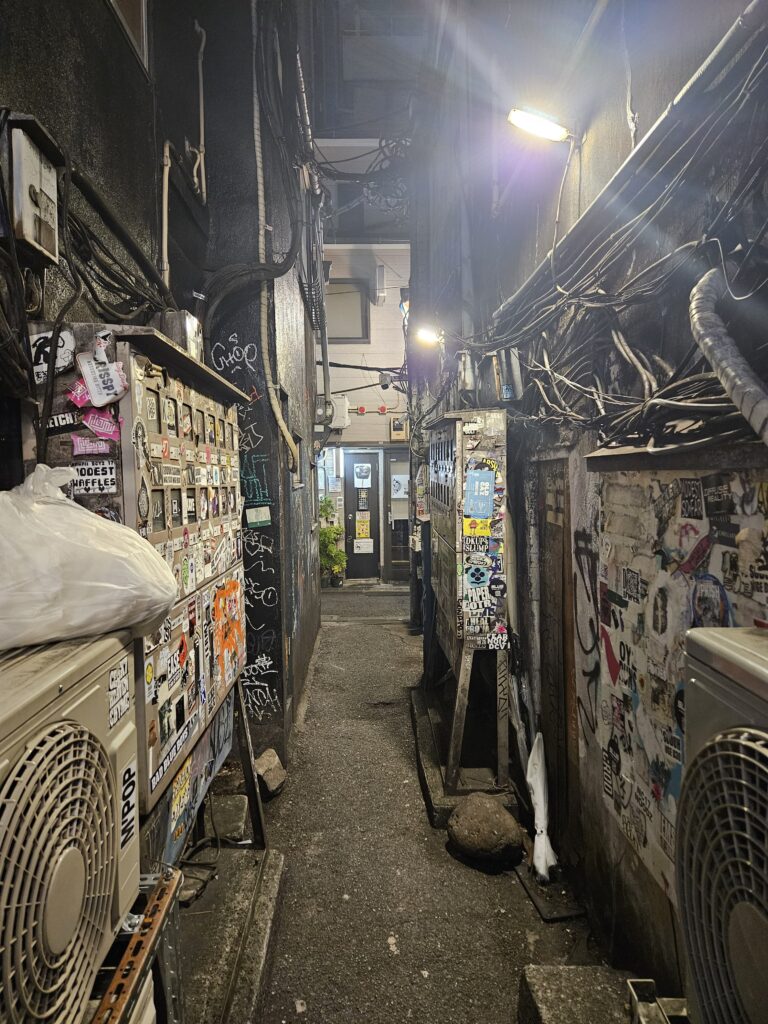 Узкий проход между барами в квартале Golden Gai