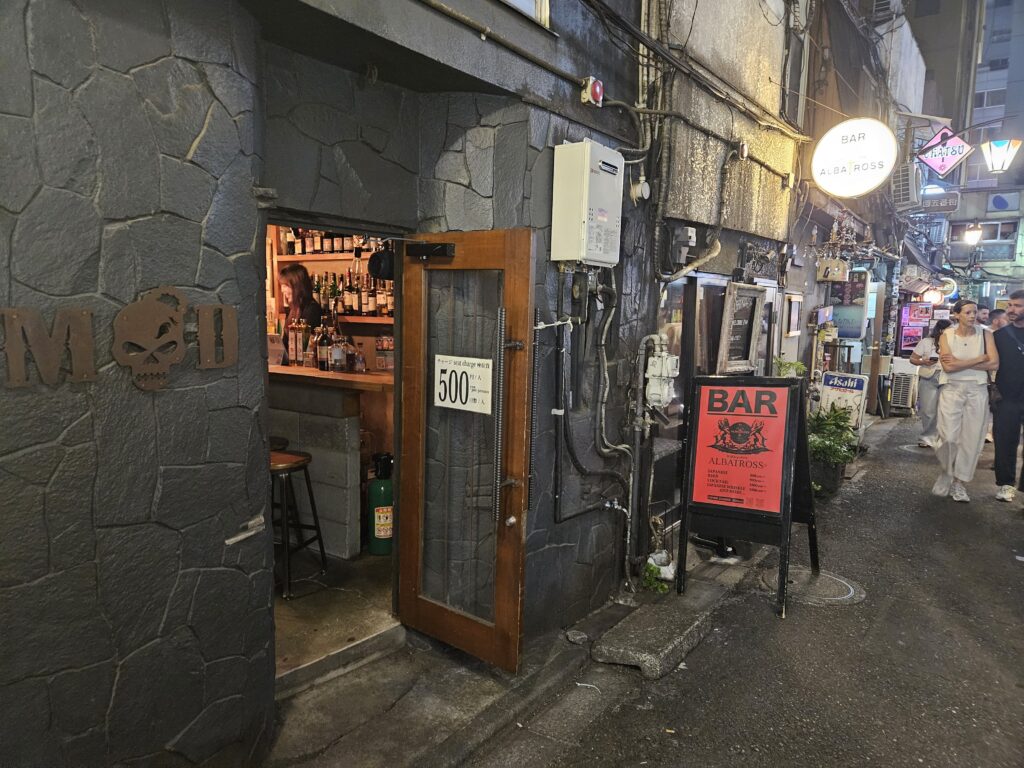 Интерьер небольшого бара в квартале Golden Gai в Токио