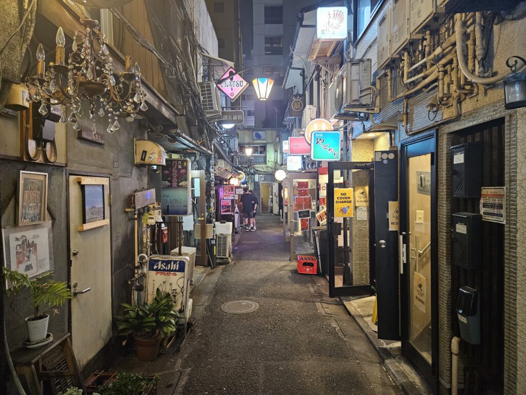 Вывеска No Cover Charge у входа в бар Golden Gai в Токио