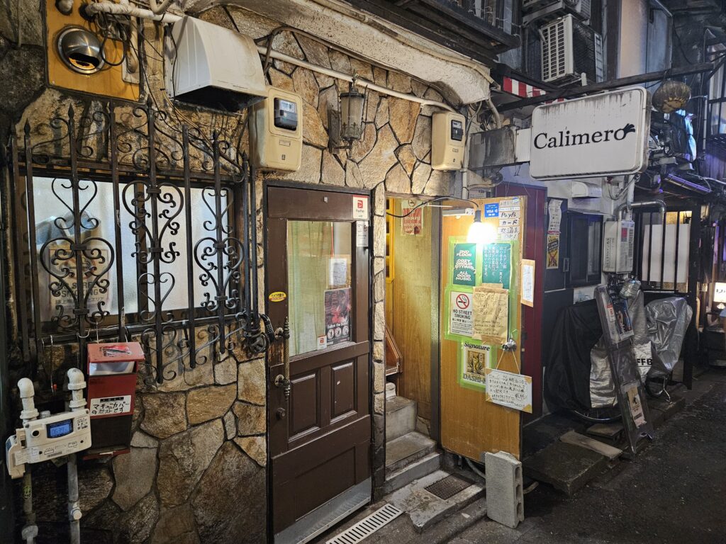 Небольшие бары в исторической застройке квартала Golden Gai в Синдзюку