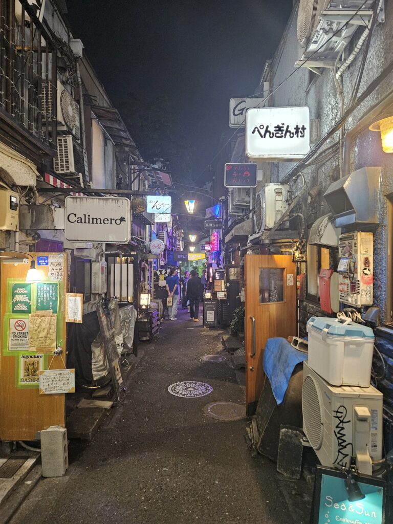 Переулок Golden Gai в Синдзюку ночью с барами и неоновыми вывесками
