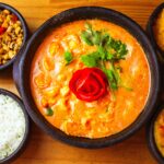 Индийское карри с рисом и традиционными специями.