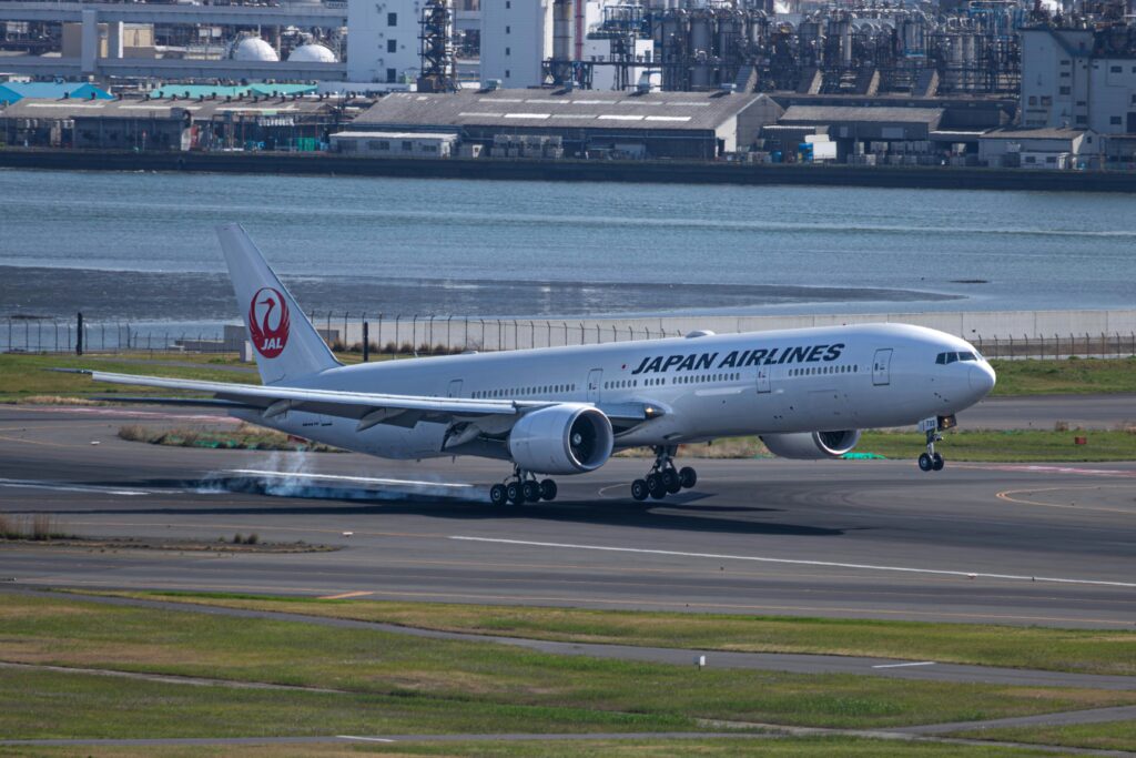 Самолёт Japan Airlines вылетает из аэропорта Ханэда