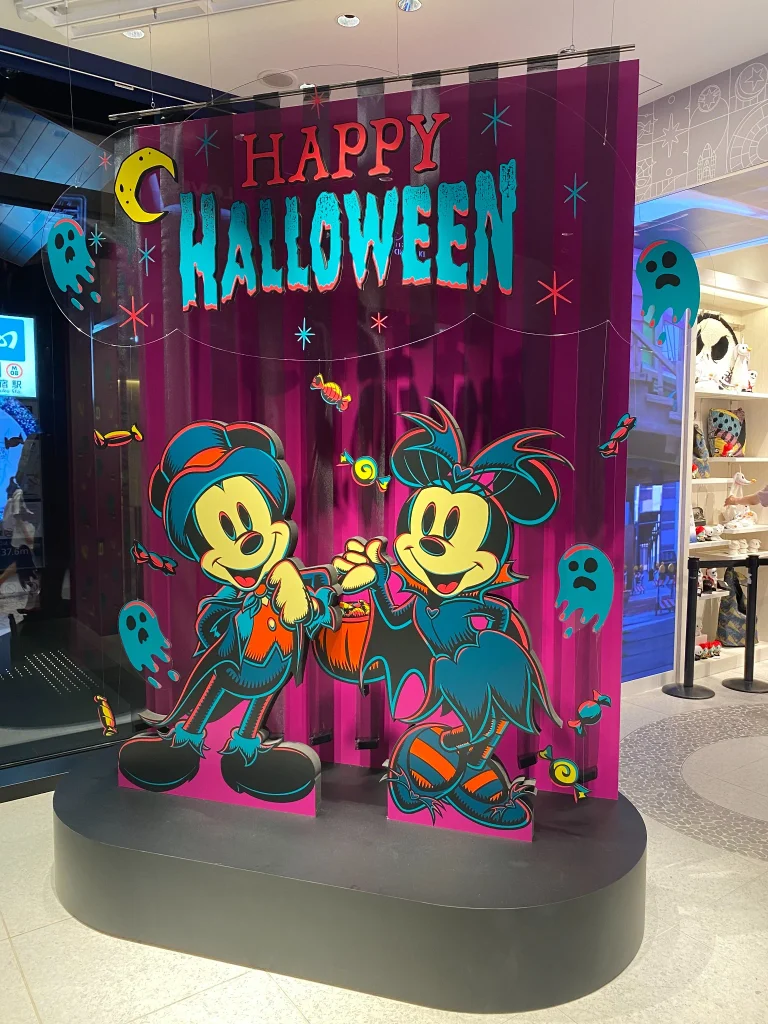 Фотозона с Микки и Минни в Halloween-образах в магазине Disney