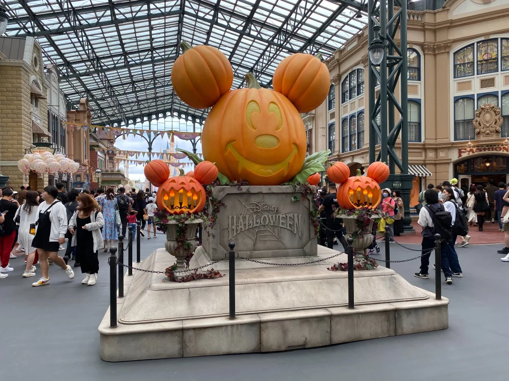 Тыквы в форме Микки Мауса в Halloween-оформлении Tokyo Disneyland